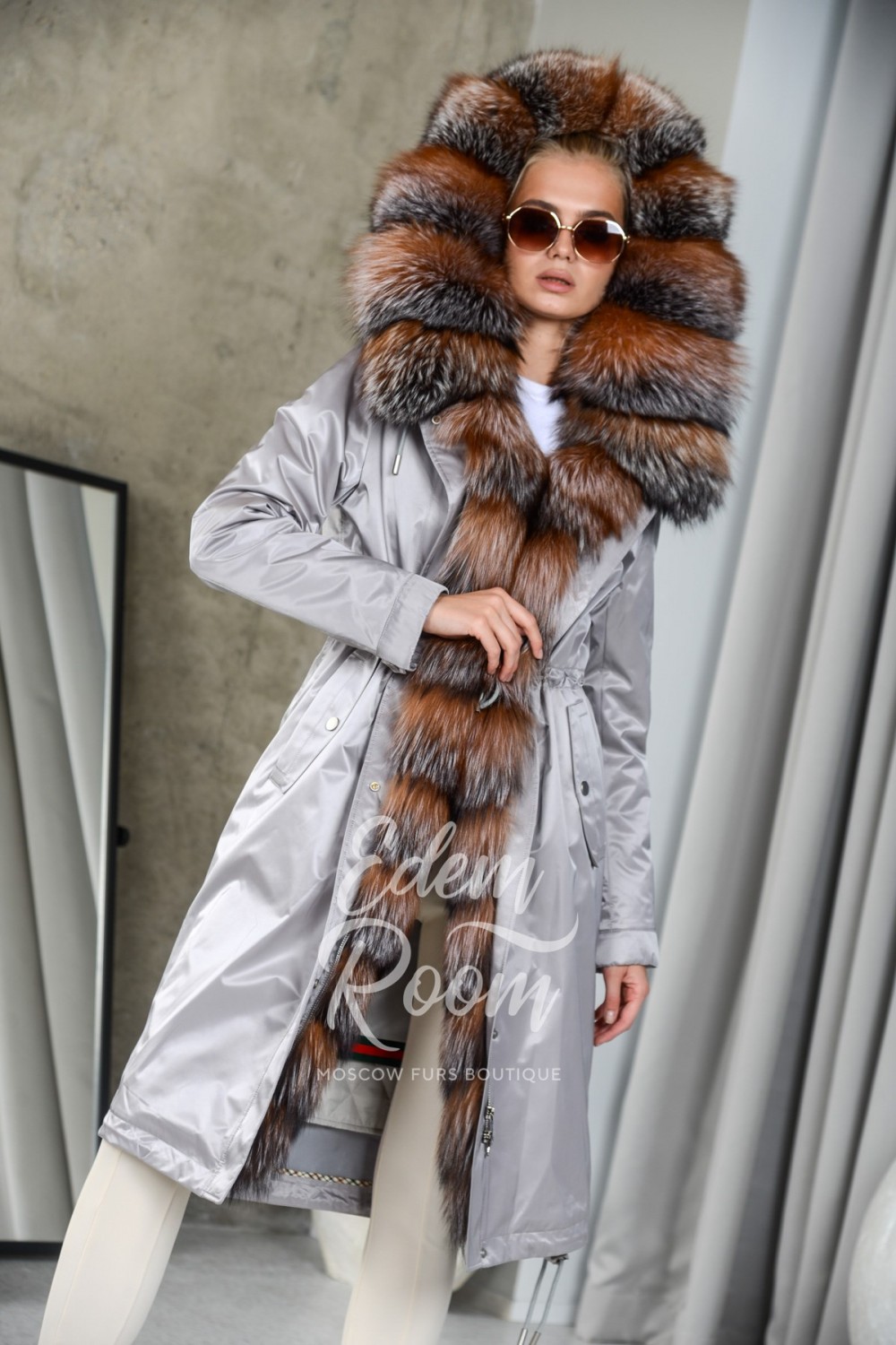 Парка - пальто с большим меховым капюшоном