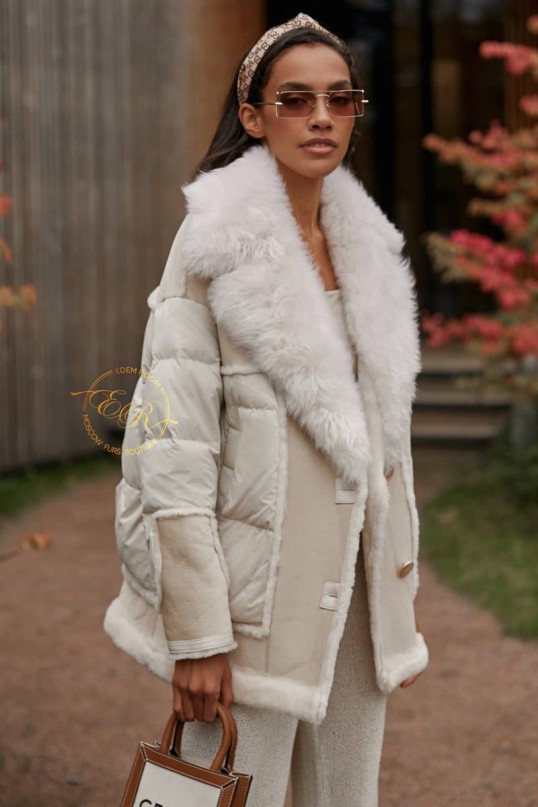 Светлый пуховик -дублёнка с мехом тосканы