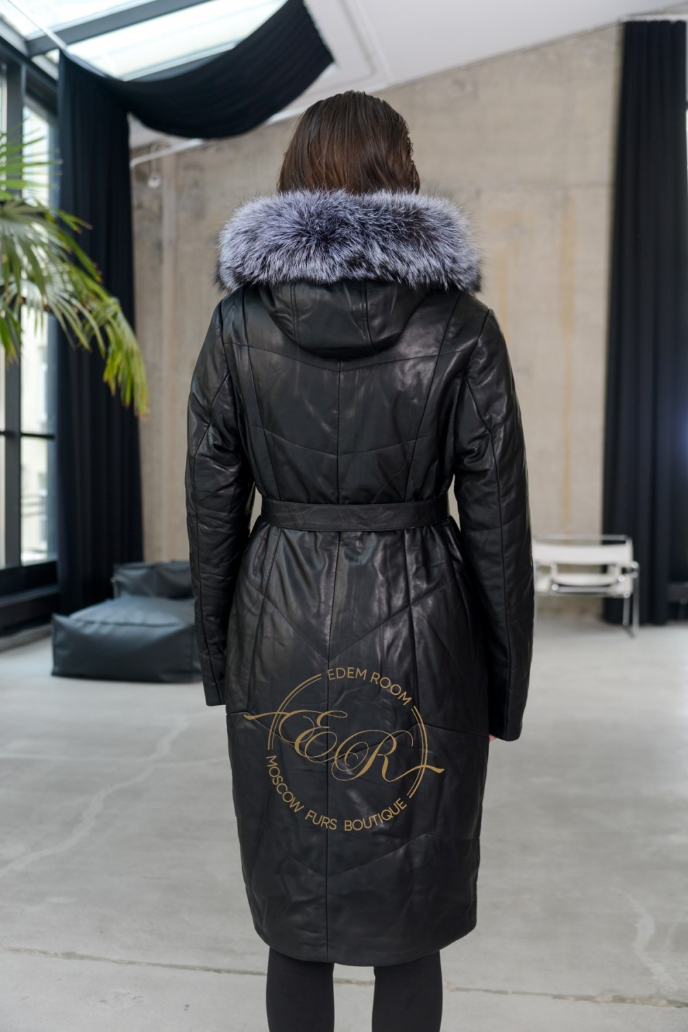 Утеплённое кожаное пальто с меховым капюшоном