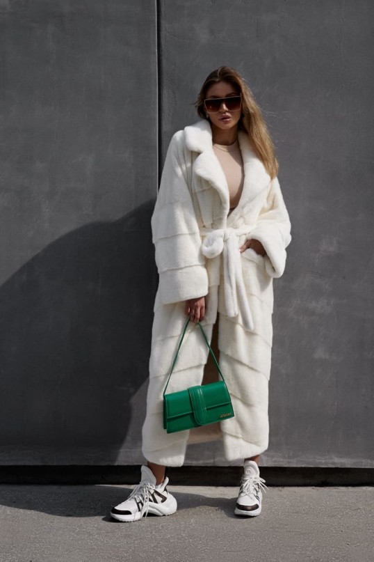 Белая норковая шуба с поясом