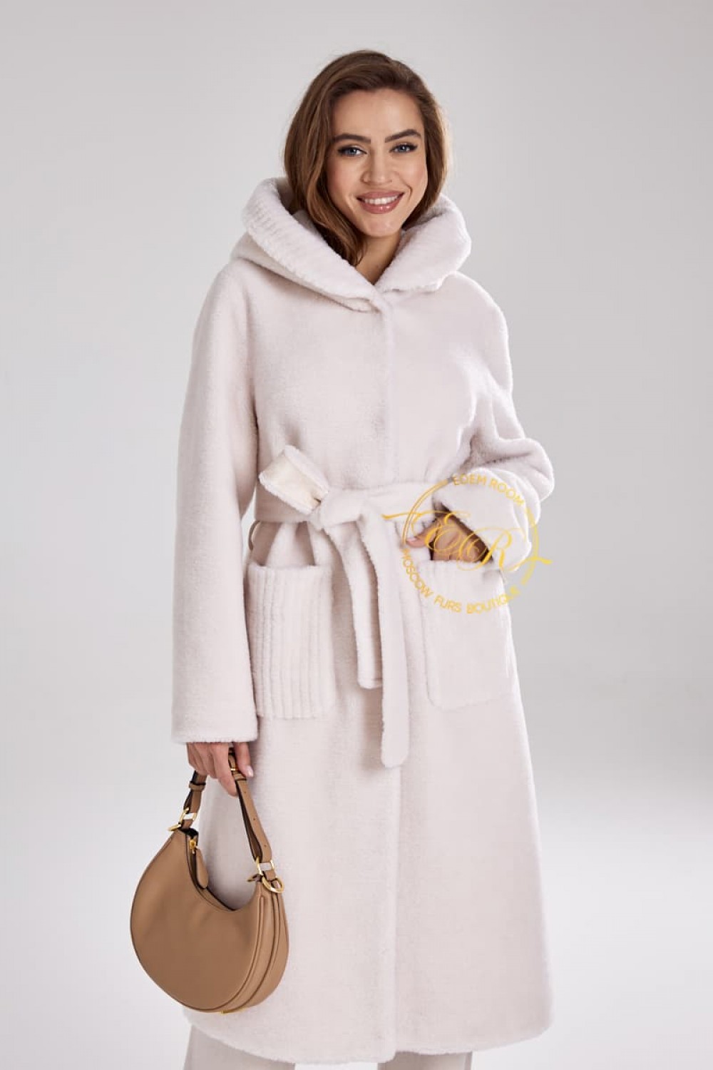 Белая шубка-пальто из стриженной шерсти