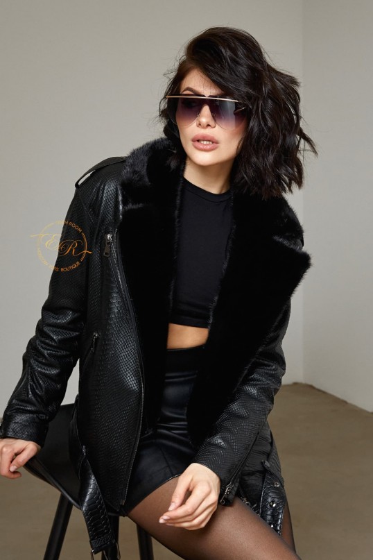 Кожаная куртка под питона с меховым воротником