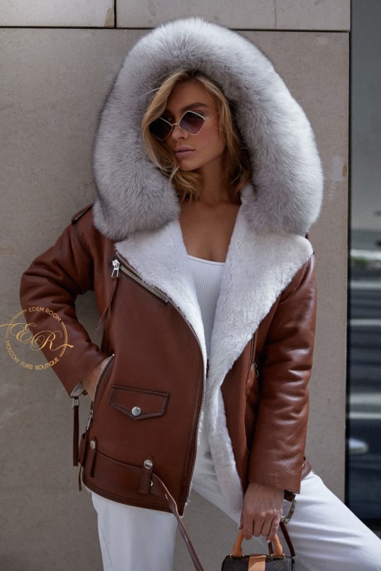 Коричневая куртка дублёнка с капюшоном