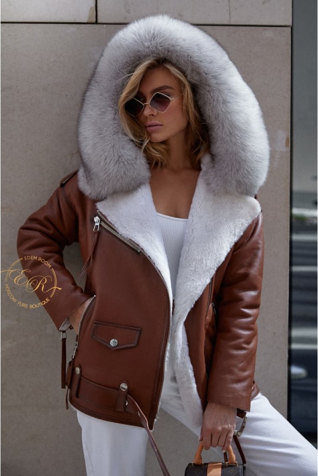 Коричневая куртка дублёнка с капюшоном