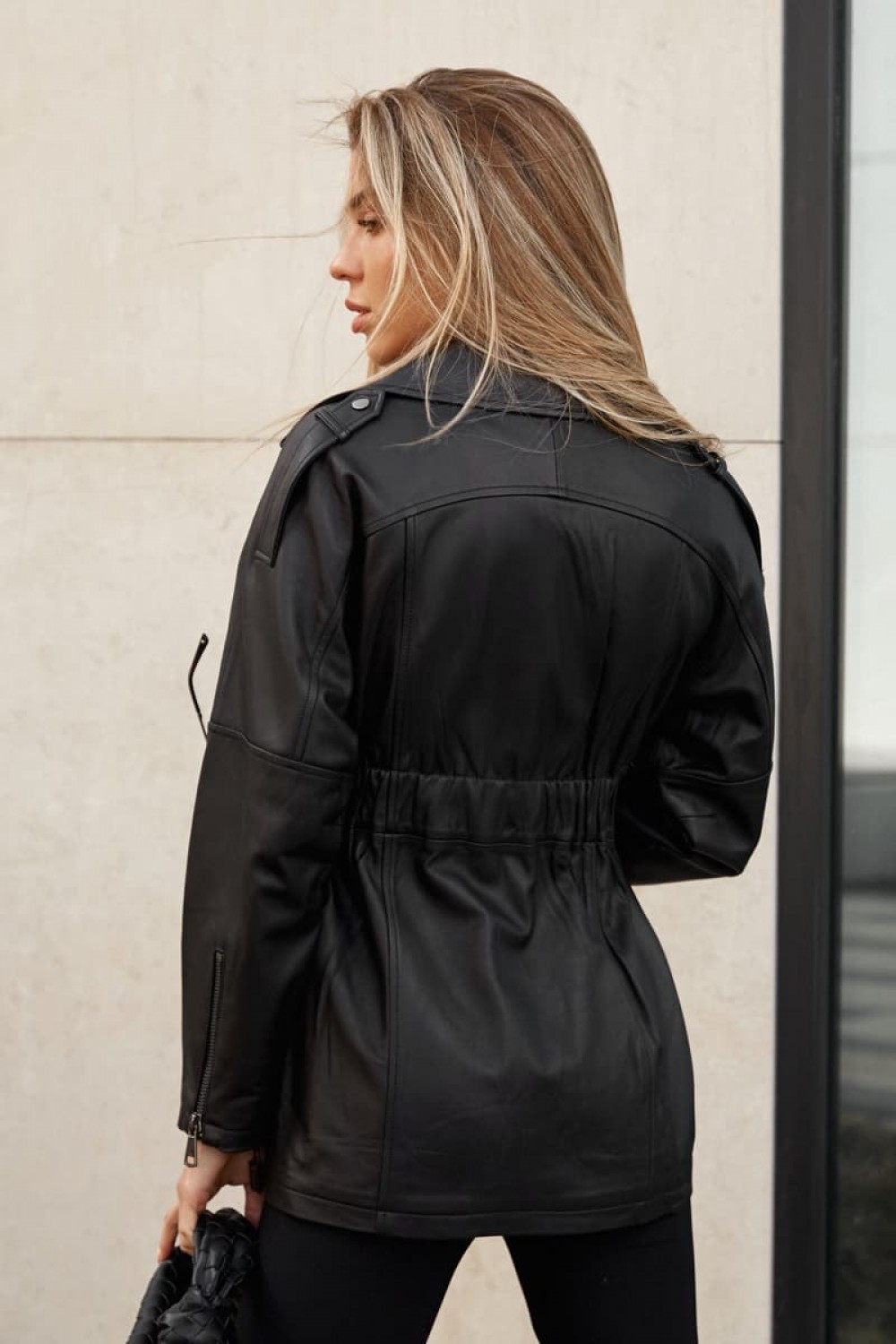 Удлинённая куртка из чёрной кожи