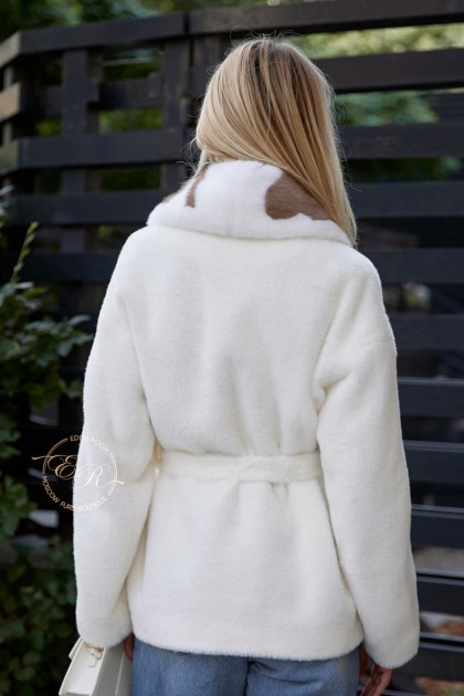 Белое пальто-куртка с поясом