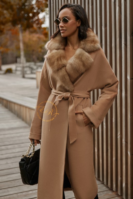 Шерстяное пальто с воротником из куницы