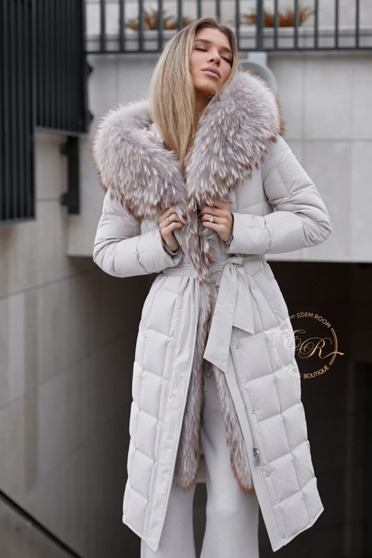 Пуховое пальто с густым мехом енота
