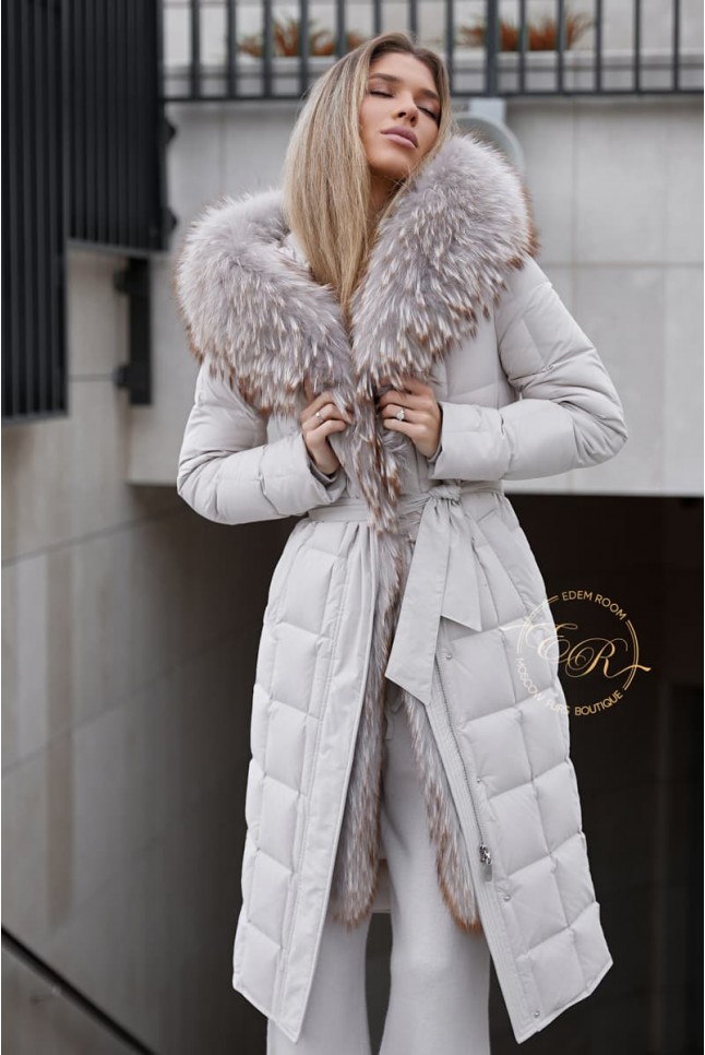 Пуховое пальто с густым мехом енота