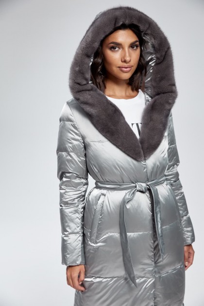Облегчённое пуховое пальто с мехом