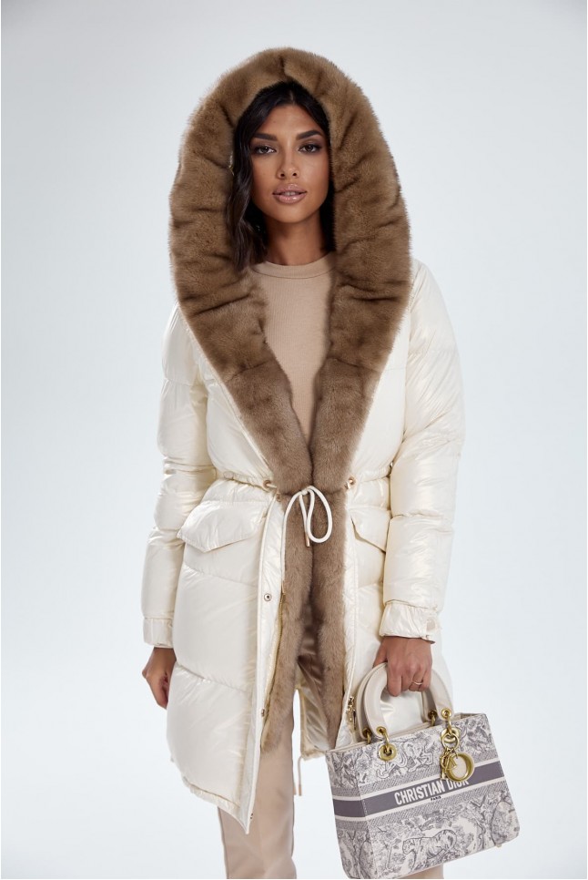 Светлая пуховая парка с норкой