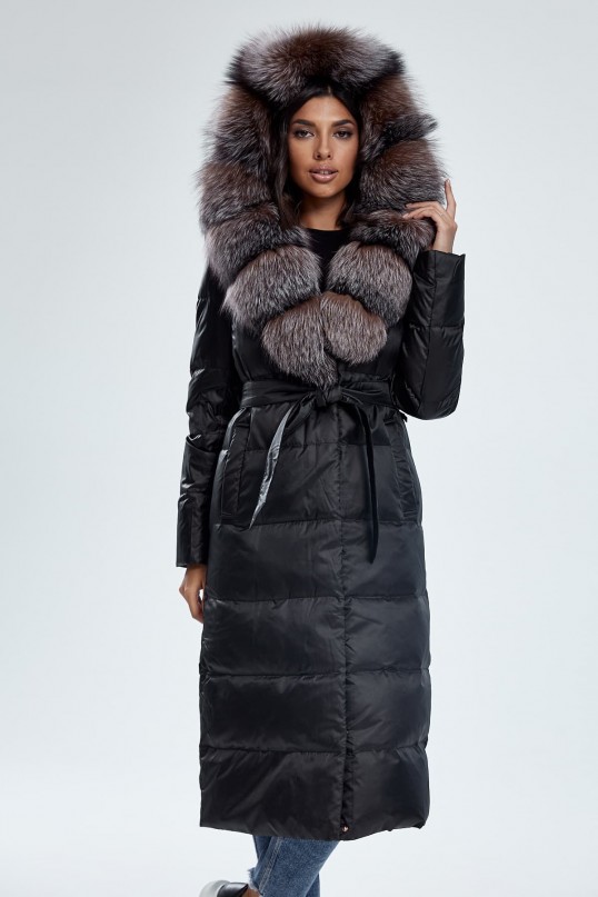 Пуховое пальто с меховым капюшоном