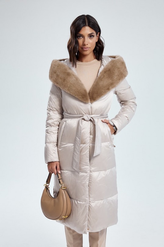 Невесомое пуховое пальто с капюшоном