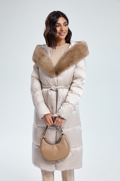 Невесомое пуховое пальто с капюшоном