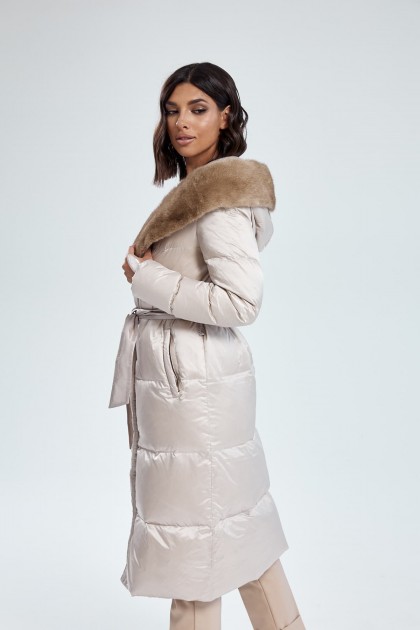 Невесомое пуховое пальто с капюшоном