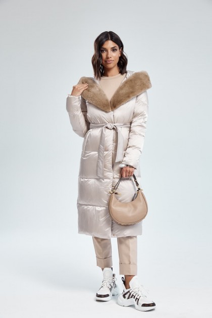Невесомое пуховое пальто с капюшоном