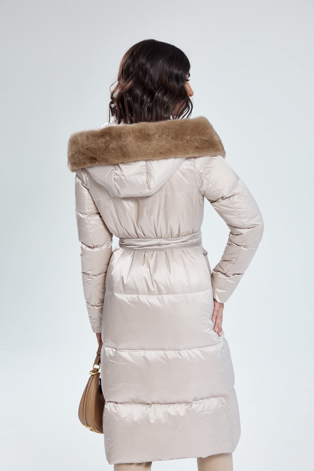 Невесомое пуховое пальто с капюшоном