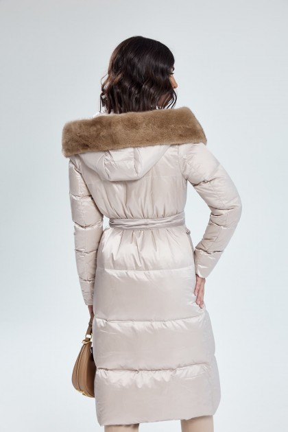 Невесомое пуховое пальто с капюшоном