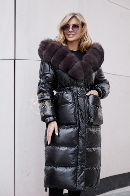 Чёрное пуховое пальто с меховым капюшоном
