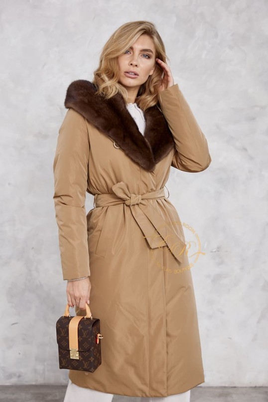 Пуховое пальто с капюшоном 