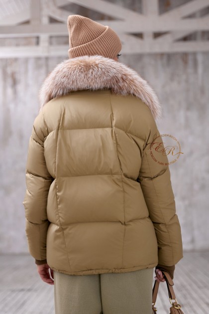 Легкая куртка - пуховик с мехом лисы