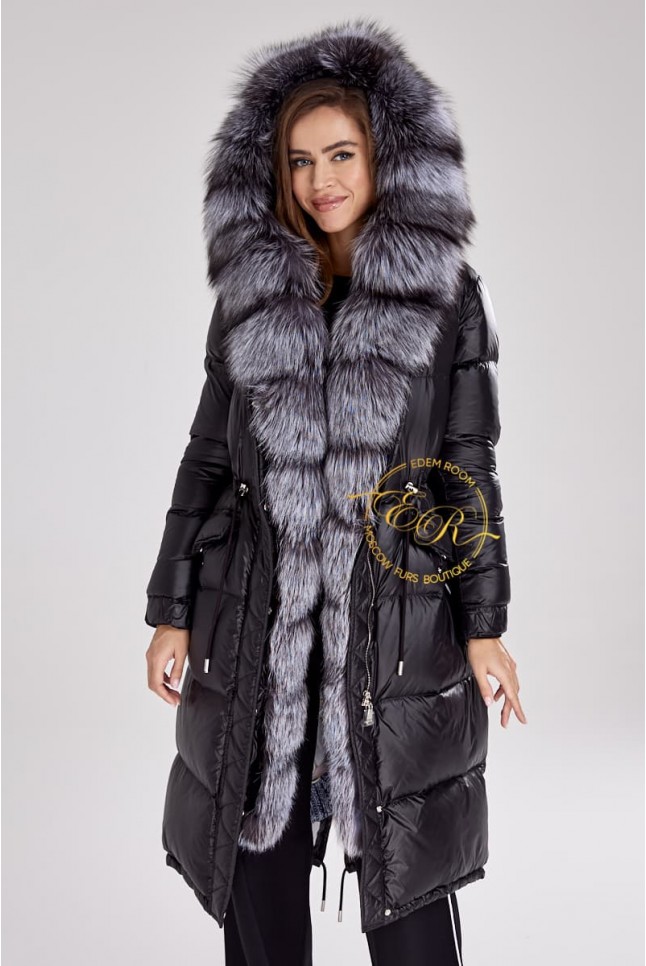 Чёрная парка с мехом чернобурой лисы