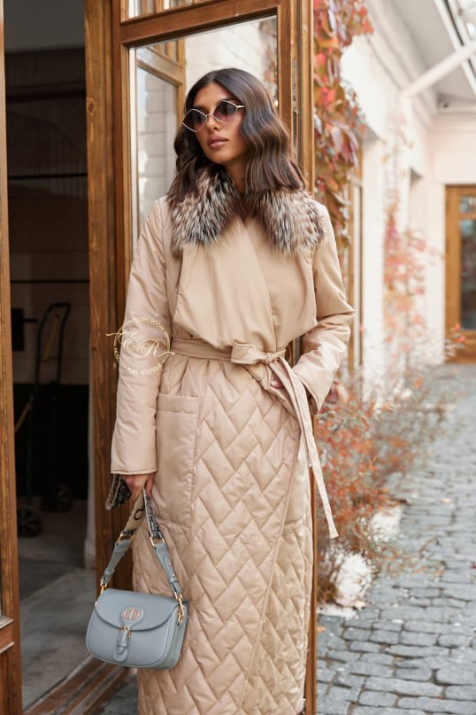 Демисезонное пальто с меховым воротником