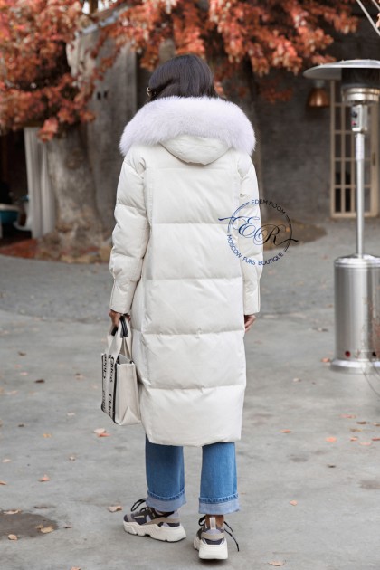 Белый удлинённый пуховик - пальто
