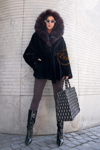 Укороченная шуба из экомеха с капюшоном