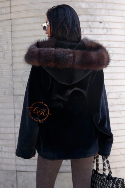 Укороченная шуба из экомеха с капюшоном