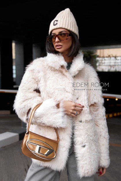 светлая короткая шуба из меха овчины