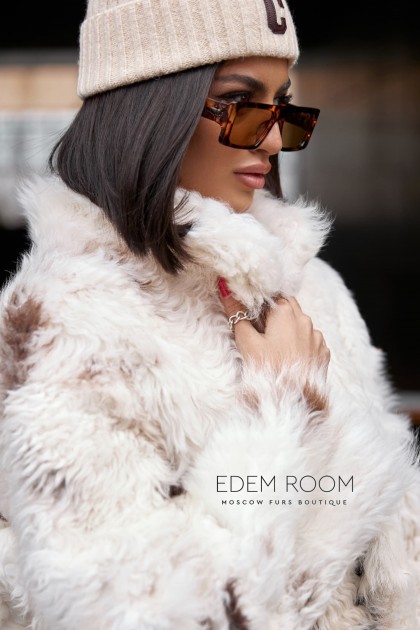 светлая короткая шуба из меха овчины