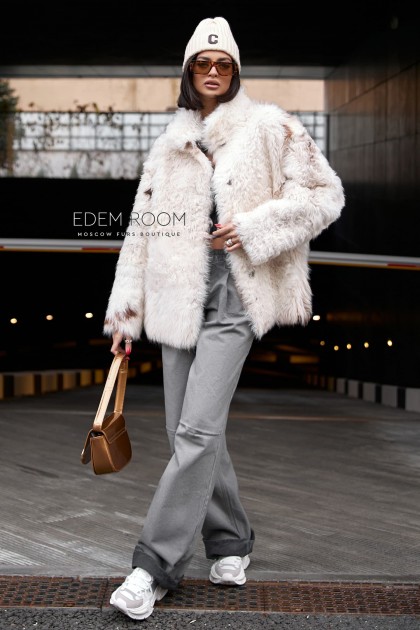 светлая короткая шуба из меха овчины