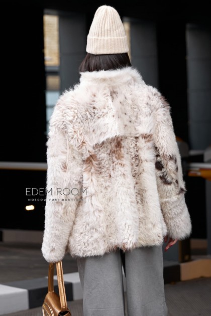 светлая короткая шуба из меха овчины