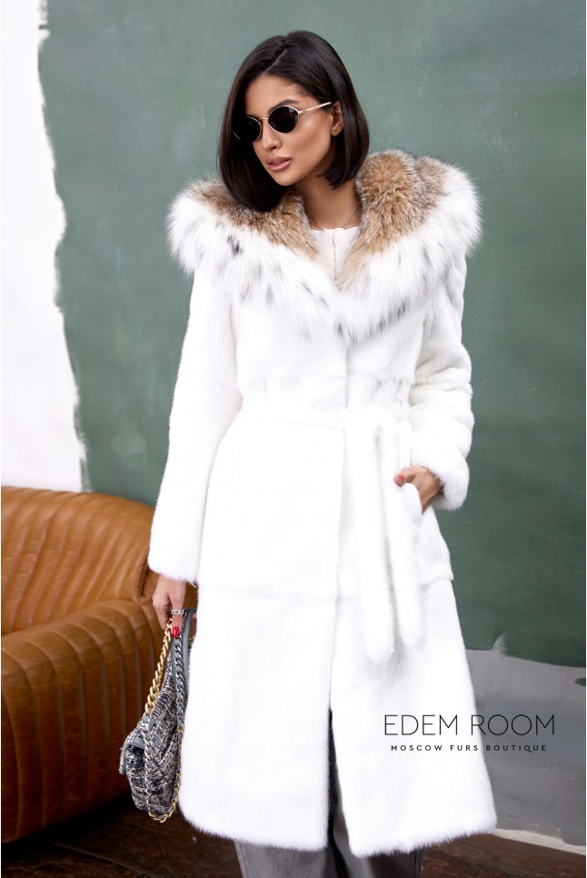 белая норковая шуба с капюшоном из рыси