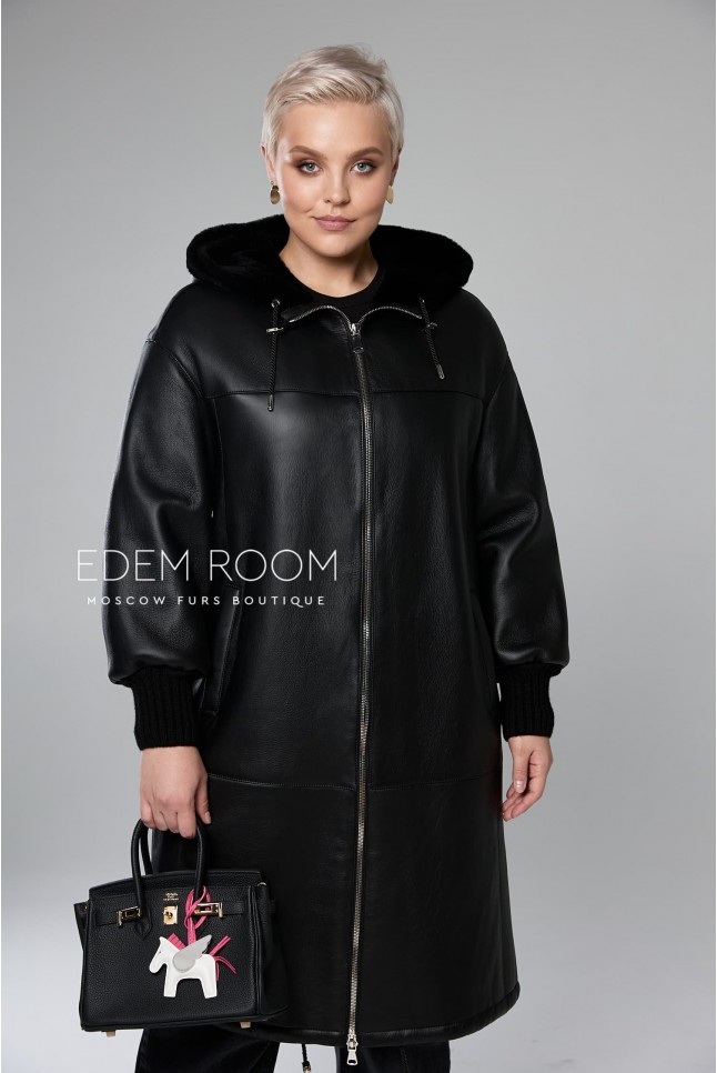 чёрная дублёнка с капюшоном