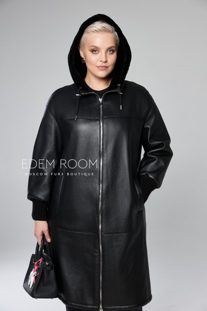 чёрная дублёнка с капюшоном