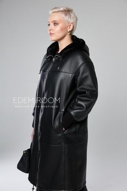 чёрная дублёнка с капюшоном