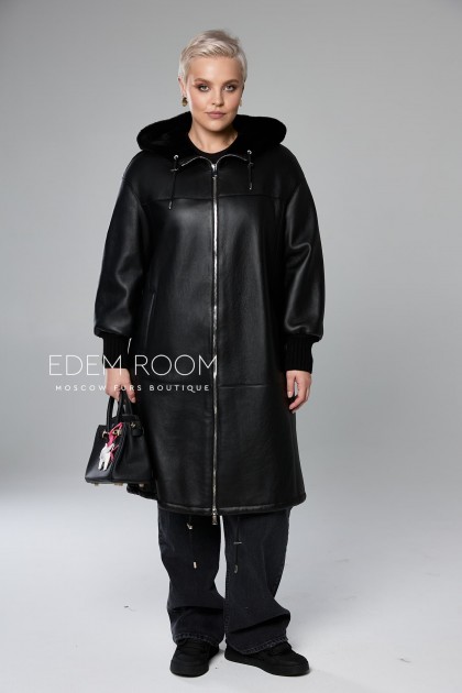 чёрная дублёнка с капюшоном