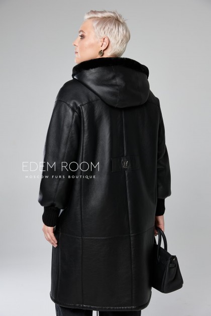 чёрная дублёнка с капюшоном