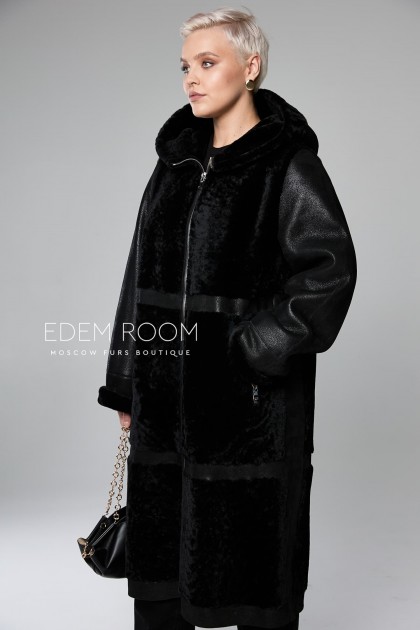 чёрная дублёнка с капюшоном