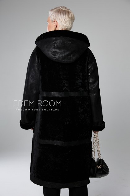 чёрная дублёнка с капюшоном