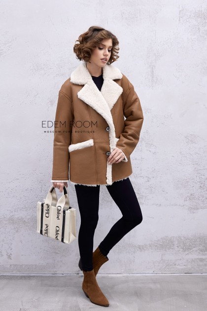 модная дублёнка на пуговицах