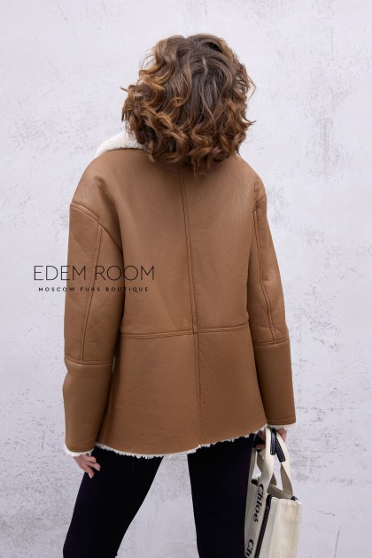 модная дублёнка на пуговицах