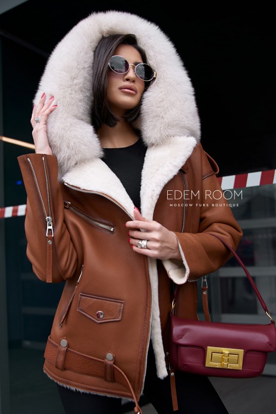 куртка - дублёнка с меховым капюшоном 