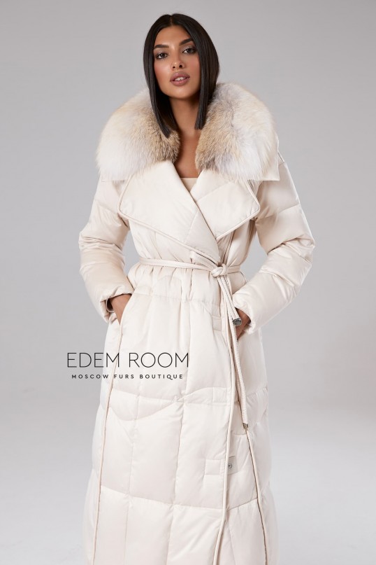 светлое пальто на пуху