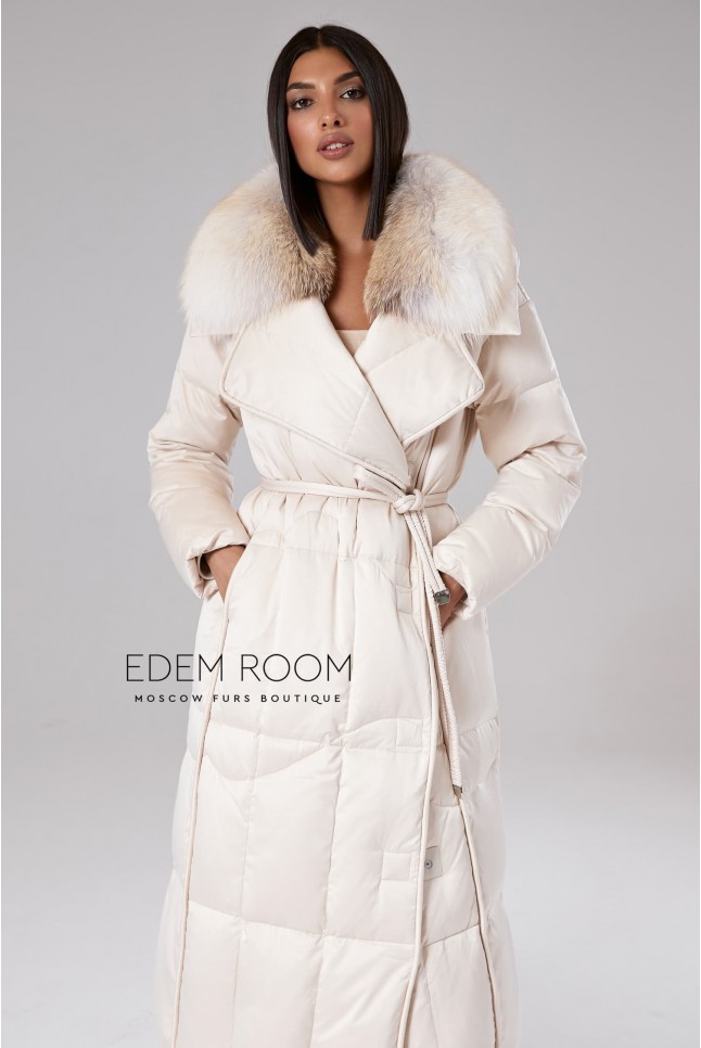 светлое пальто на пуху