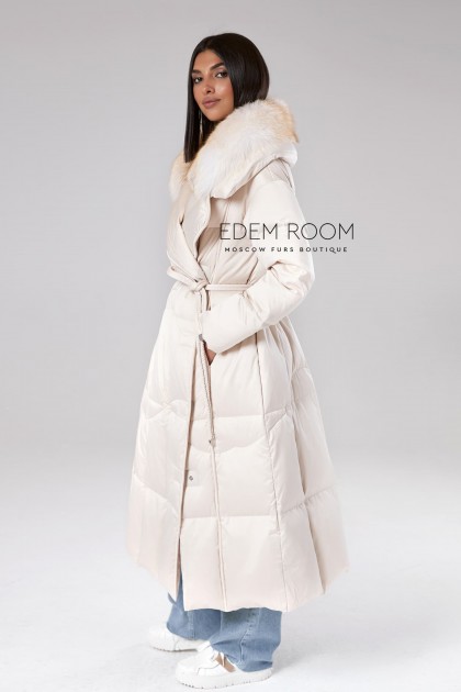 светлое пальто на пуху