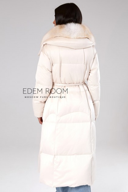 светлое пальто на пуху