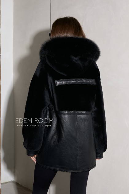 чёрная дублёнка с капюшоном